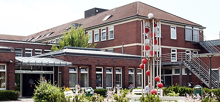 UEK Norden Farbfoto: Aussenansicht mit Blick auf den Haupteingang der UEK Norden