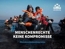 Farbfoto einer Rettungsaktion durch Seawatch 3 im Mittelmeer mit der Bildinschrift: Menschenrechte keine Kompromisse