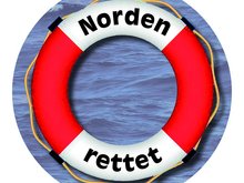 Farbfoto eine Rettungsrings in rot-weißer Farbe mit der Aufschrift "Norcden rettet"