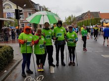 Das Farbfoto Farbfoto zeigt die Grüne Laufgruppe Norden in Hemden mit dem Motto "Der Landkreis Aurich summmt" kurz vor dem Start