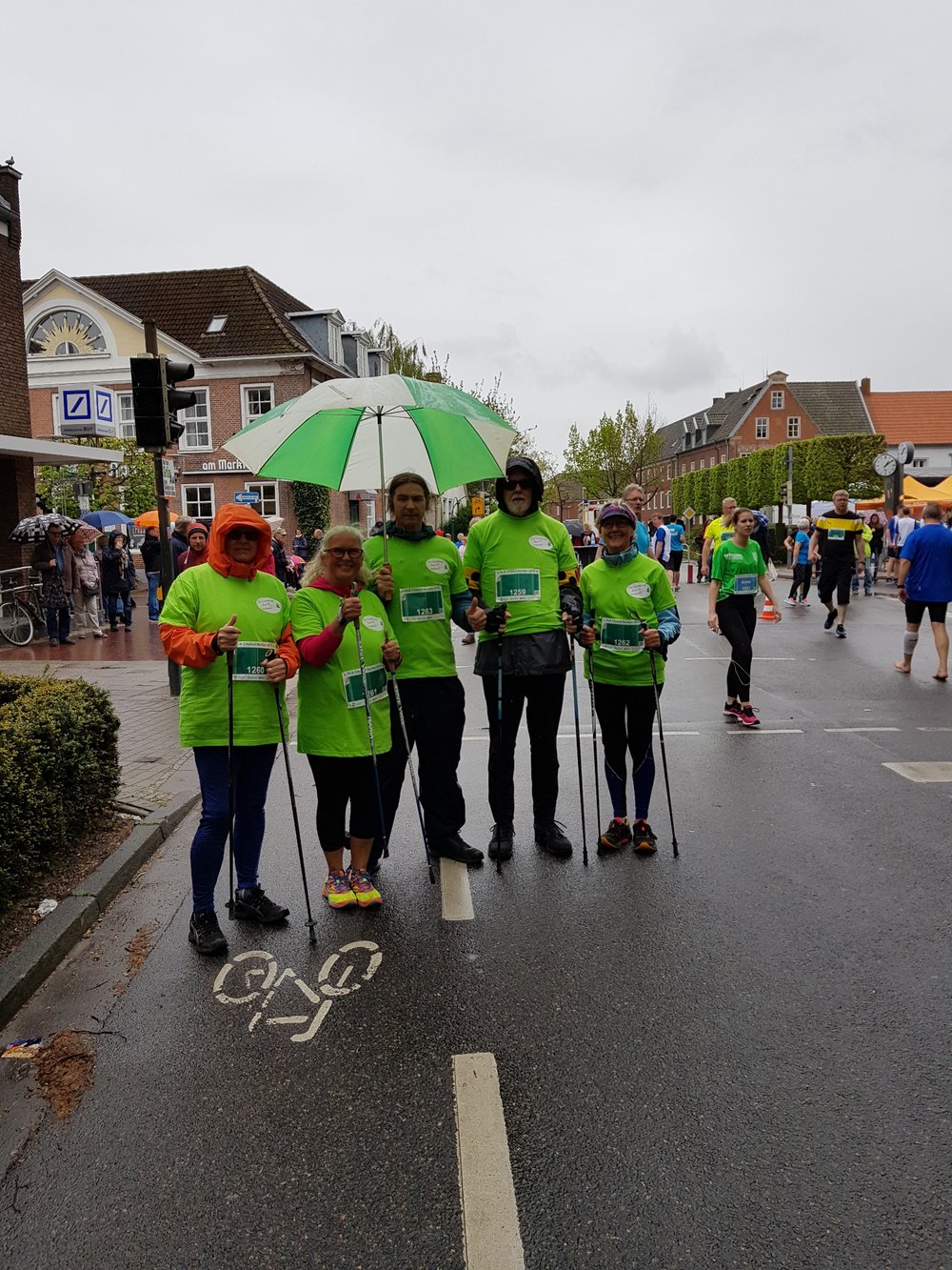 Das Farbfoto Farbfoto zeigt die Grüne Laufgruppe Norden in Hemden mit dem Motto "Der Landkreis Aurich summmt" kurz vor dem Start