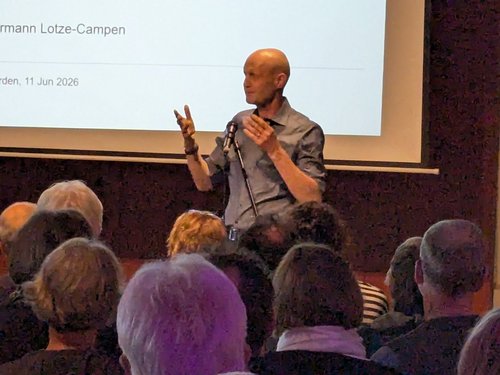 Prof. Dr. Hermann Lotze-Campen referiert in der Kukturscheune Schloss Lütetsburg