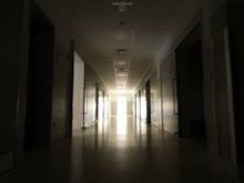 Farbfoto Innenansicht eines leeren Krankenhauses