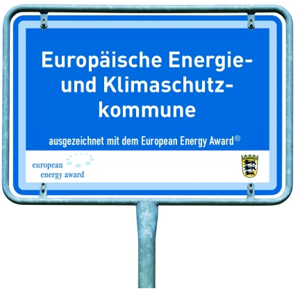 Das Bild stellt ein Ortsschild dar, mit dem sich die Kommune als eea-Kommune ausweist.