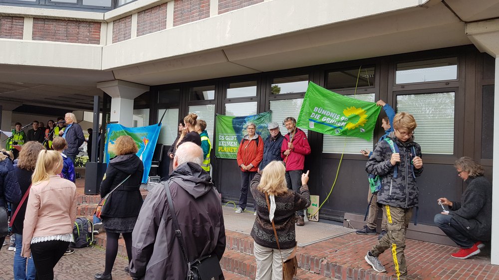 Farbfoto Grüner aus Norden bei der Abschlusskundgebung der Fridays for Future - Demo am 20.9.19 in Aurich