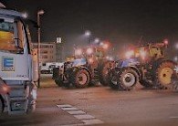 Farbfoto. Bauern blockieren mit ihren Traktoren ein Edeka-Lager