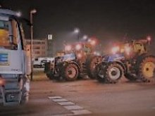 Farbfoto. Bauern blockieren mit ihren Traktoren ein Edeka-Lager