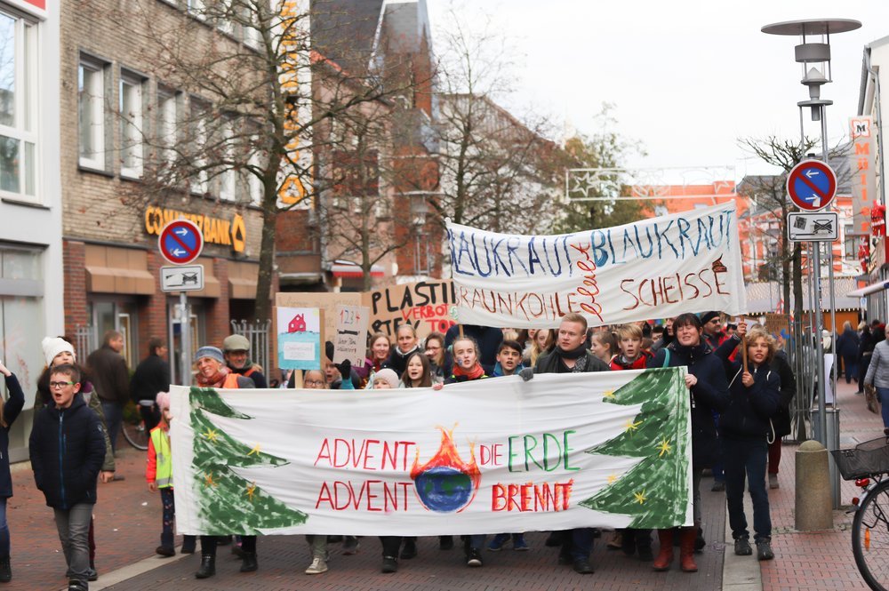 Farbfoto von der Klima-Demo-Front am 29.11.19 in Norden